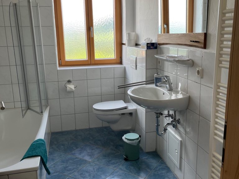 Bad mit Badewanne Modernes Bad mit Badewanne und Fußbodenheizung in der Ferienwohnung Neyer in Steibis – kleine Auszeit für Körper, Geist und Seele.
